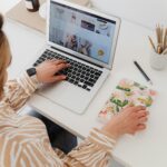 Tips Menghemat Baterai Saat Traveling Jarak Jauh